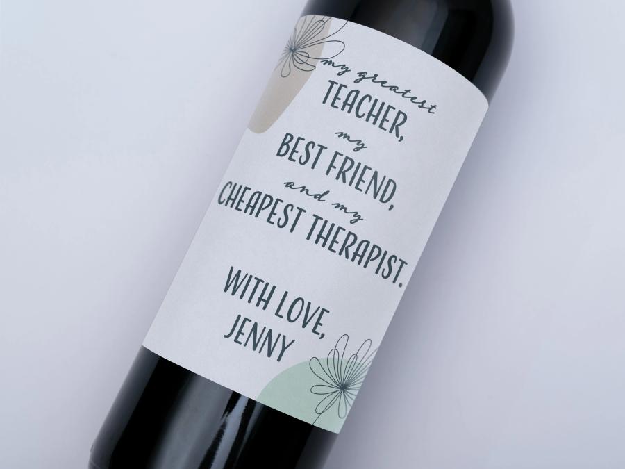 Greatest Therapist Mom on bottle